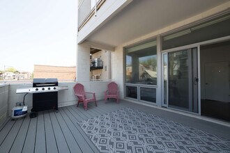 2048 W Chicago Ave in Chicago, IL - Building Photo - Building Photo