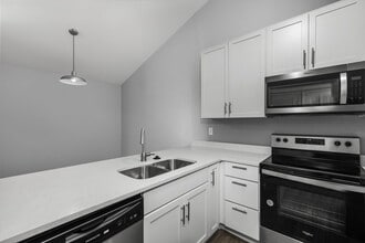 Kings Gate in Kirkwood, MO - Foto de edificio - Building Photo