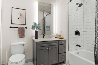 165 W Huron St in Chicago, IL - Building Photo - Building Photo