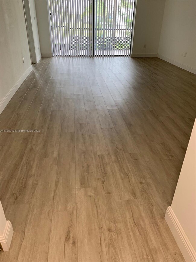 100 NW 76th Ave, Unit #105 in Plantation, FL - Foto de edificio - Building Photo