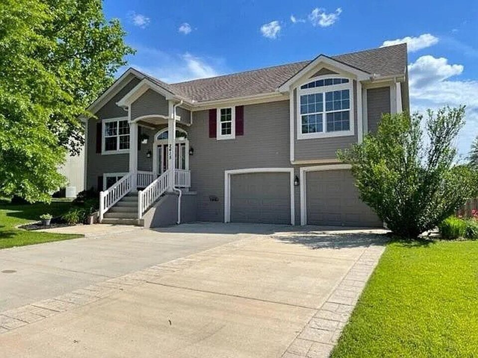 2415 Shenandoah Dr in Leavenworth, KS - Building Photo