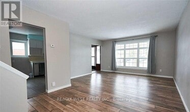 323 Centre St in Shelburne, ON - Building Photo - Building Photo