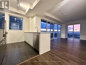 15 Watergarden Dr in Mississauga, ON - Building Photo - Building Photo