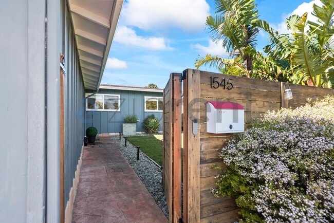 1545 Crespi Dr in Pacifica, CA - Foto de edificio - Building Photo