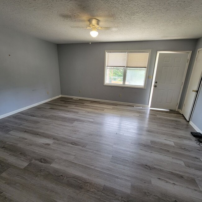 107 Knowles St in Sparta, TN - Building Photo - Building Photo