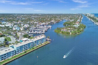 2772 NE 30th Ave in Lighthouse Point, FL - Foto de edificio - Building Photo