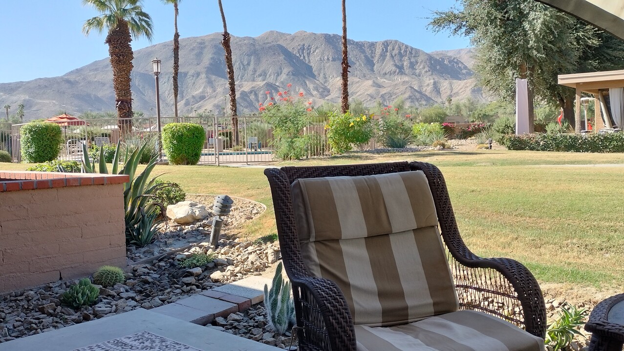 72 Majorca Dr in Rancho Mirage, CA - Foto de edificio