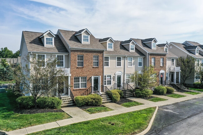 Traditions at Creekview in Columbus, OH - Foto de edificio - Building Photo
