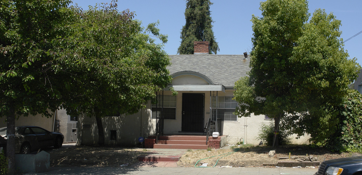 2457 35th Ave in Oakland, CA - Building Photo