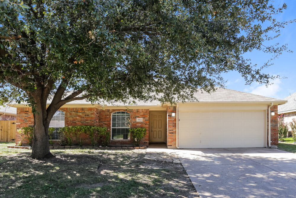 1013 Carlin Ln in Burleson, TX - Building Photo