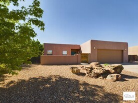 7526 Kachina Loop in Santa Fe, NM - Building Photo