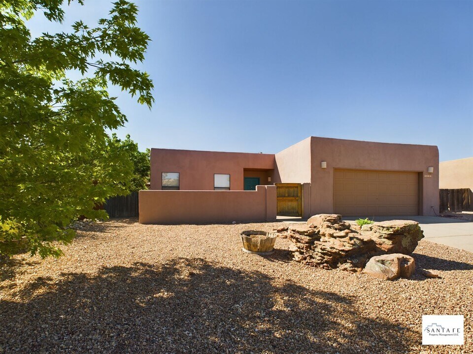 7526 Kachina Loop in Santa Fe, NM - Building Photo