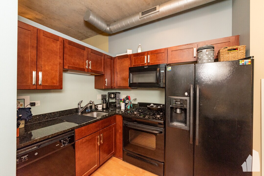 700 N Larrabee St, Unit 803 in Chicago, IL - Building Photo