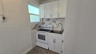 9680 NW 19th Pl in Sunrise, FL - Building Photo - Building Photo