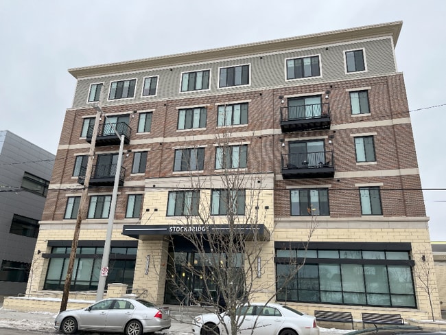 636 First St NW