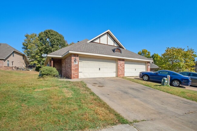 207 S Woodsprings Dr in Fayetteville, AR - Building Photo - Building Photo