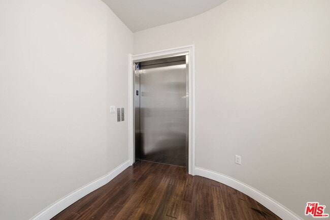 320 S Swall Dr in Los Angeles, CA - Building Photo - Building Photo