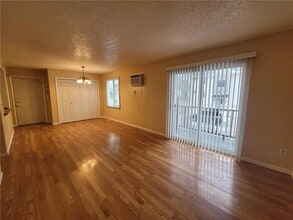 942 Wescott Trail-Unit -104 in Eagan, MN - Foto de edificio - Building Photo