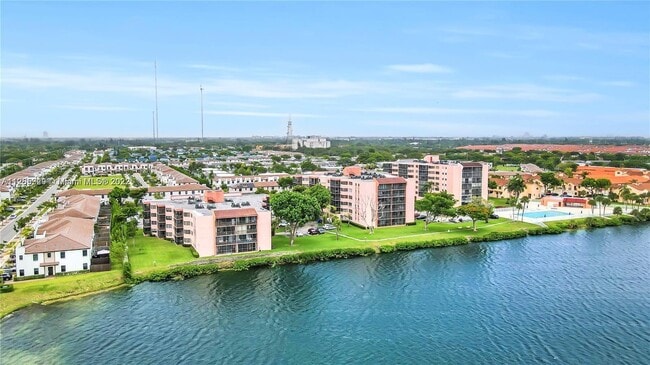 20840 San Simeon Way, Unit 409 in Miami, FL - Building Photo - Building Photo