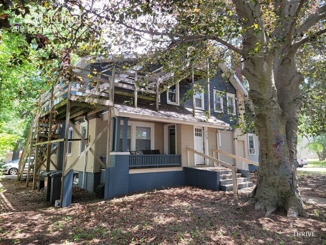 property at 712 W Illinois St