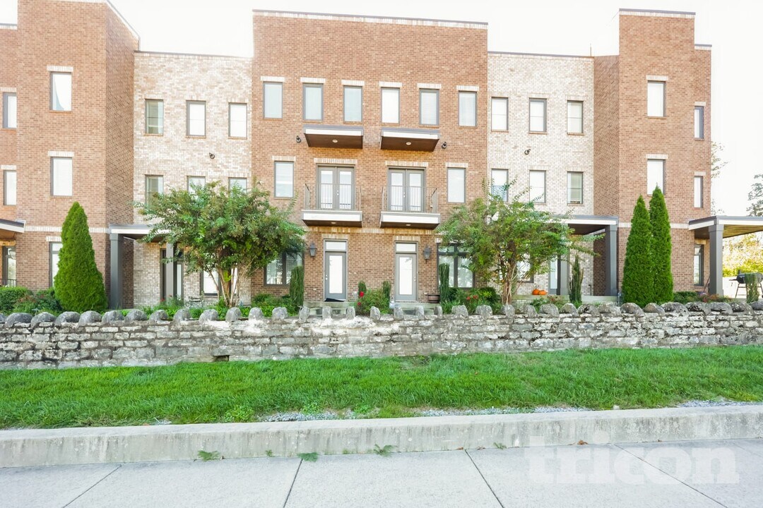 6817 Charlotte Pike in Nashville, TN - Building Photo