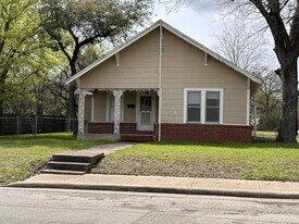 2501 Monroe St in Commerce, TX - Building Photo