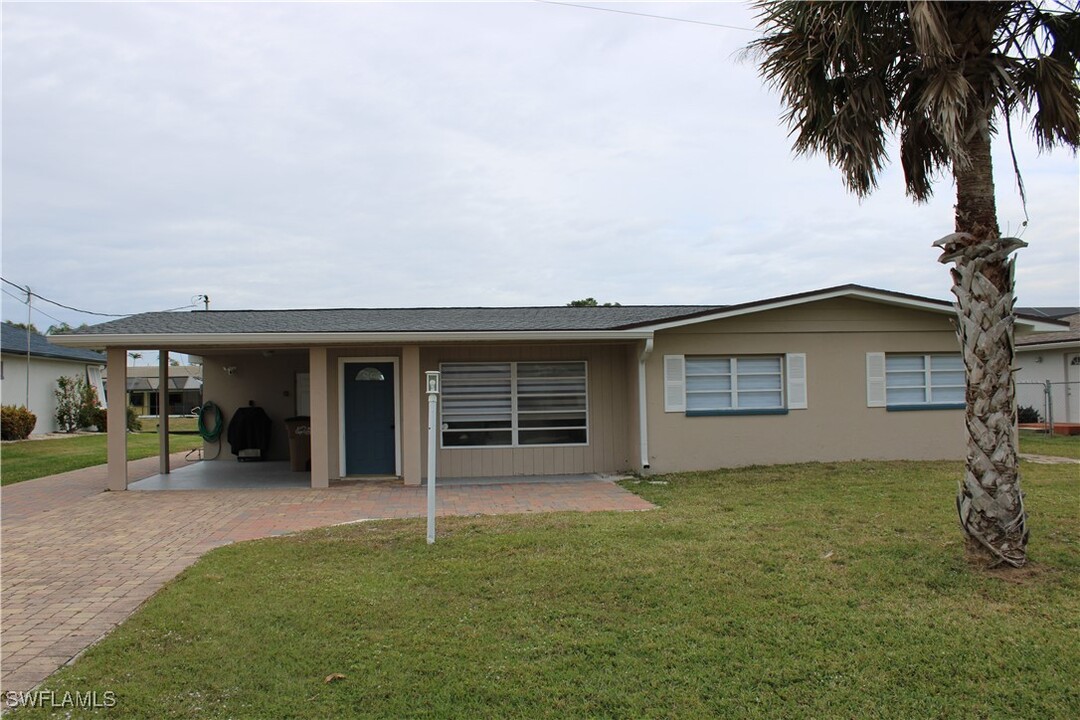 5229 Versailles Ct in Cape Coral, FL - Building Photo