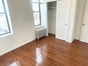 3220 35th St, Unit 2 in Astoria, NY - Building Photo - Building Photo