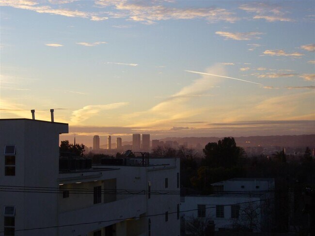 The West Olympic Apartments in Los Angeles, CA - Building Photo - Building Photo