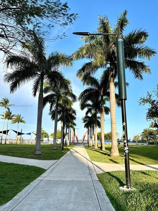 520 NE 38th St in Miami, FL - Building Photo