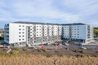 Eagle Pointe in Kanata, ON - Building Photo - Building Photo