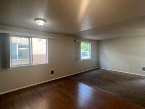 1041 8th Ave, Unit 101 in Longview, WA - Building Photo - Building Photo