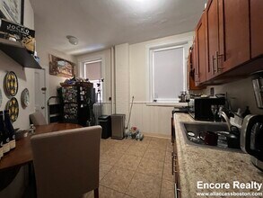 1583 Beacon St, Unit 1589-6 in Brookline, MA - Building Photo - Building Photo