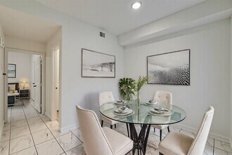 1818 Augusta Dr in Houston, TX - Building Photo - Building Photo
