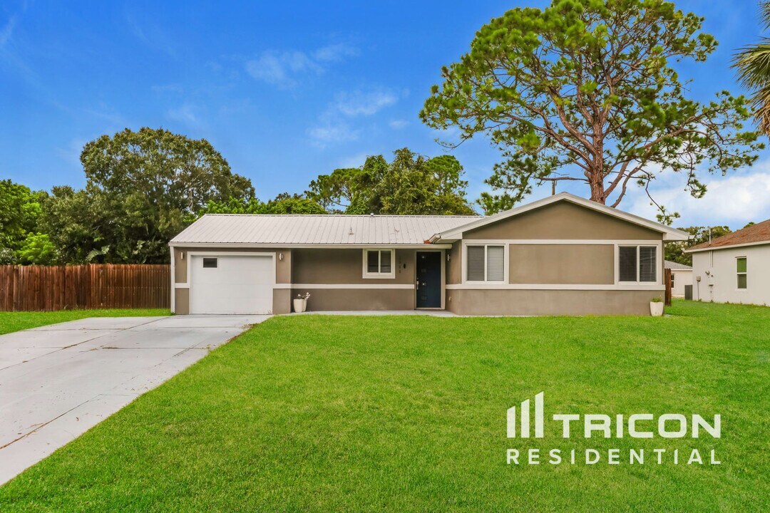 1040 Grapefruit Rd SE in Palm Bay, FL - Building Photo