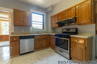 24 Leamington Rd in Boston, MA - Building Photo