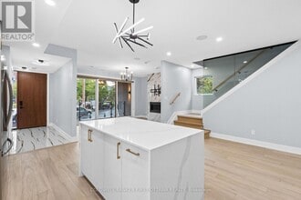 884 Byron Ave in Ottawa, ON - Building Photo - Building Photo