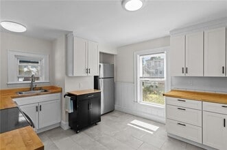 11 Young St in Newport, RI - Foto de edificio - Building Photo