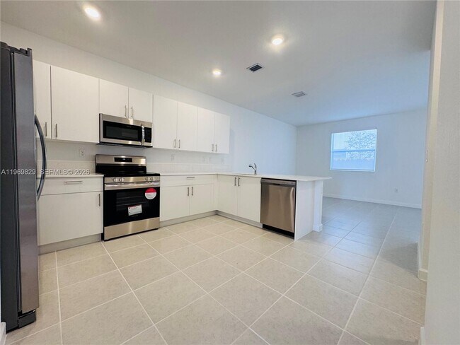 2527 SE 29th St in Homestead, FL - Building Photo - Building Photo