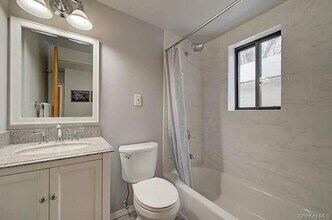 61-41 168th St in Queens, NY - Foto de edificio - Building Photo
