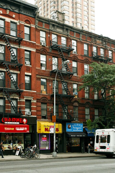746 9th Ave in New York, NY - Building Photo