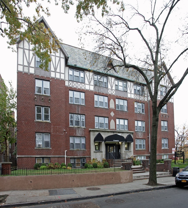 17 Summit Street in East Orange, NJ - Foto de edificio - Building Photo