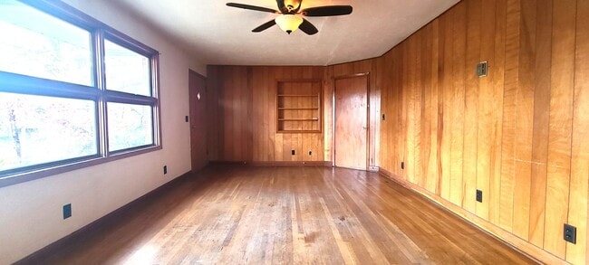 327 E Main Blvd in Church Hill, TN - Foto de edificio - Building Photo