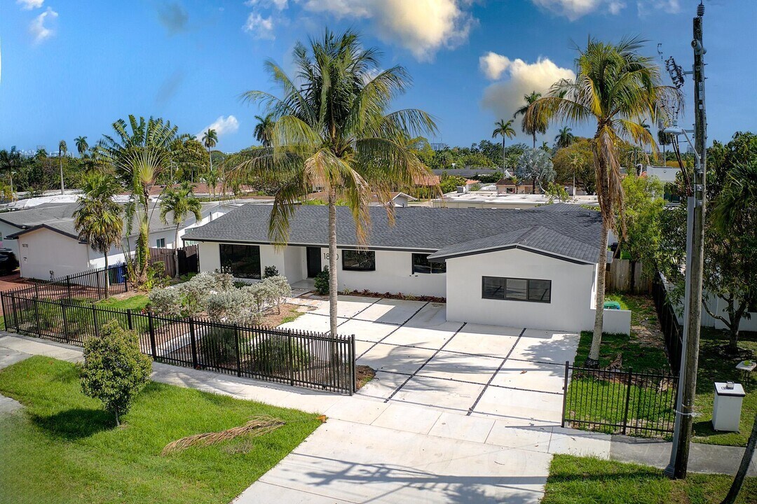 1860 NE 199th St in Miami, FL - Building Photo