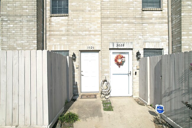 3026 Holly Hall St in Houston, TX - Foto de edificio - Building Photo