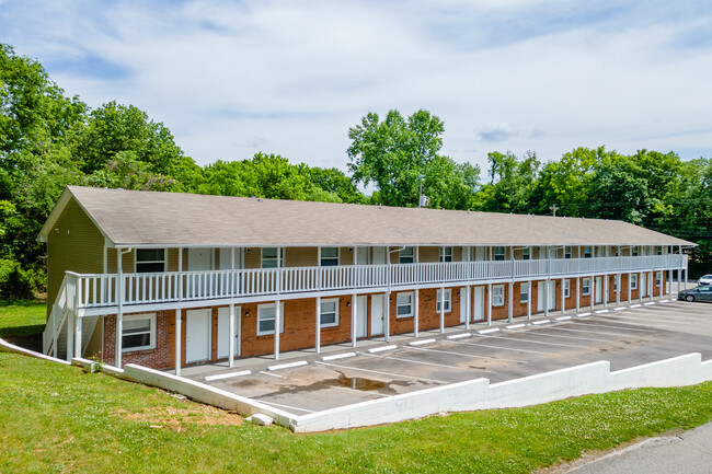 Highland Apartments in Clarksville, TN - Building Photo - Building Photo