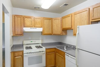 Linden Park Apartments in Triangle, VA - Building Photo - Building Photo