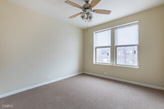 7552 S Essex Ave-Unit -52-1A in Chicago, IL - Foto de edificio - Building Photo