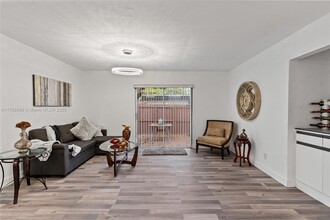 6902 NW 78th St in Tamarac, FL - Building Photo - Building Photo