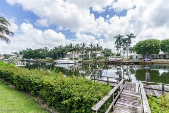 3323 Gin Ln in Naples, FL - Building Photo - Building Photo